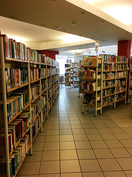 Bücherregale in mehreren Linien mit vielen bunten Büchern darauf
