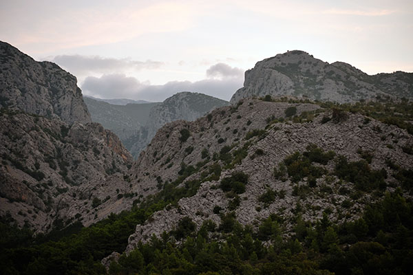 Felsige Berge von Paklenica im düsteren Abendlicht.